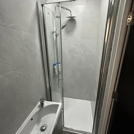 Leeds 6 * Bradford (West Yorkshire)